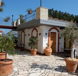 Fossacesia Bed & Breakfast | Relaxing Getaway at B&B Villa Iolanda with Breakfast Included
