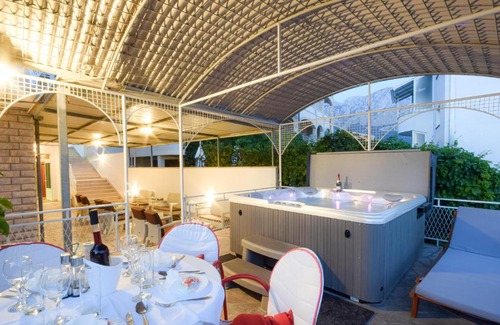 Baska Voda Bed & Breakfast | Guest Rated 10/10: B&B Villa IVONA with Hot Tub & Breakfast