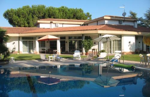Montesilvano Bed & Breakfast | Scenic B&B Villa Maria: Oceanfront Stay with Pool Access