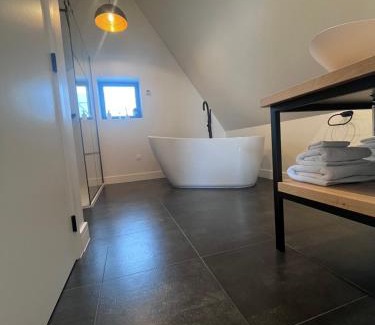 Sint-Huibrechts-Lille Bed & Breakfast | Family-Friendly B&B Villa Mimosa with Kitchen Amenities