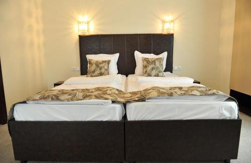 Feketic Bed & Breakfast | Inviting B&B Villa Pipacs with Oceanfront Pool & Dining