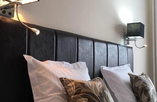 Feketic Bed & Breakfast | Inviting B&B Villa Pipacs with Oceanfront Pool & Dining