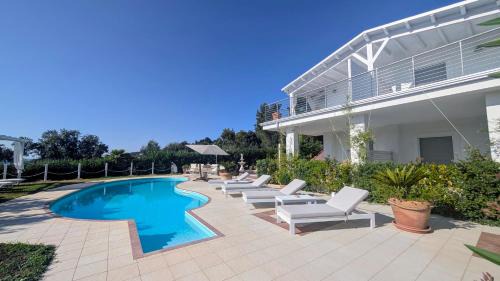 Peschici Bed & Breakfast | Oceanfront Stay at B&B White House with Pool Access