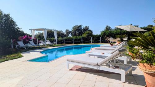 Peschici Bed & Breakfast | Oceanfront Stay at B&B White House with Pool Access