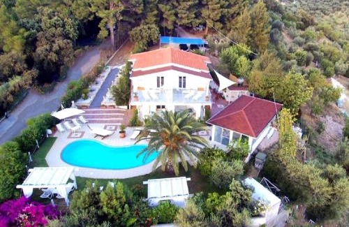Peschici Bed & Breakfast | Oceanfront Stay at B&B White House with Pool Access