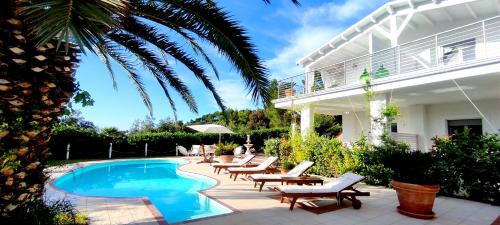 Peschici Bed & Breakfast | Oceanfront Stay at B&B White House with Pool Access