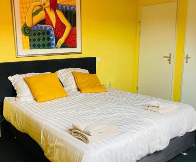 Zierikzee Bed & Breakfast | Cozy B&B De Schuur: Pet-Friendly Retreat with Hot Tub