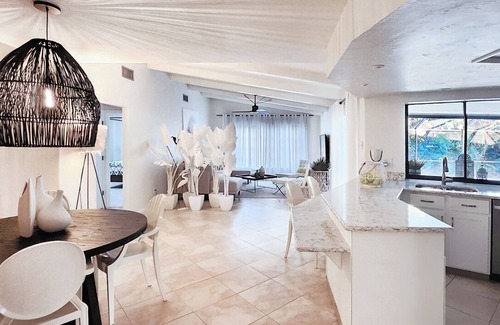 Kings Lake House | Beachy Chic Retreat: Guest Rated 9.8 with Oceanfront Views