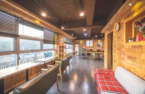 Hak-dong Hotel | Budget-Friendly B&F Hotel: Family-Friendly with Breakfast