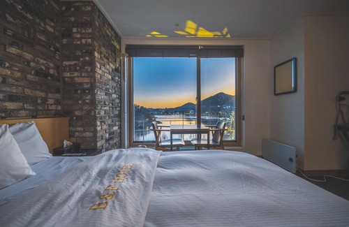 Hak-dong Hotel | Budget-Friendly B&F Hotel: Family-Friendly with Breakfast