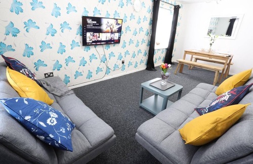 Little Hay House | Convenient B'ham NEC/Airport/HS2 Short Stay with Breakfast