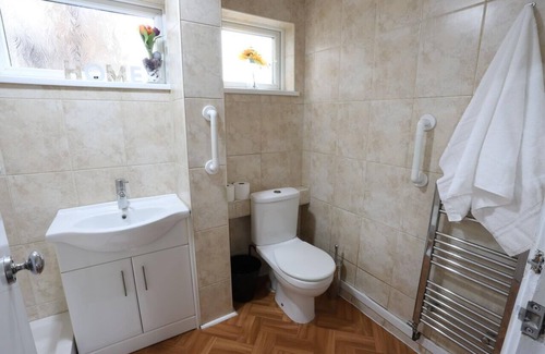 Little Hay House | Convenient B'ham NEC/Airport/HS2 Short Stay with Breakfast