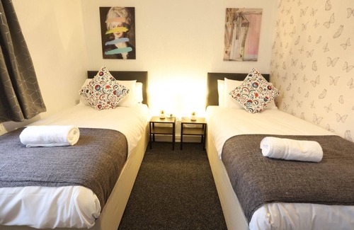Little Hay House | Convenient B'ham NEC/Airport/HS2 Short Stay with Breakfast