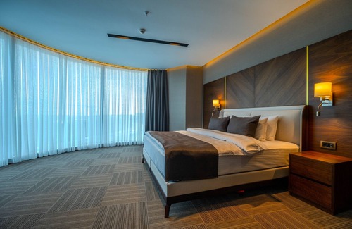 Kucukcekmece Hotel | Elegant B'İstanbul Hotel: Top-Rated Stay with Breakfast