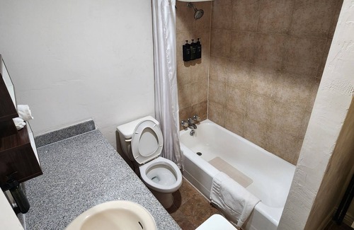 Pecos Hotel | Discover B&J Hotel and Apartment: Pool, Spa & Family-Friendly