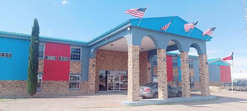 Pecos Hotel | Pet-Friendly B&J Hotel and Apartments with Pool Access