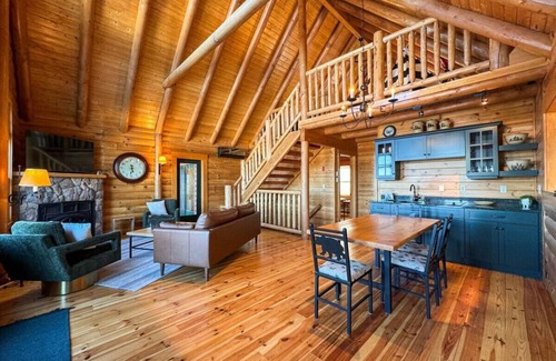 Conway House | Peak View Cabin: Scenic Retreat with Spa & Breakfast