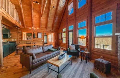 Conway House | Peak View Cabin: Scenic Retreat with Spa & Breakfast