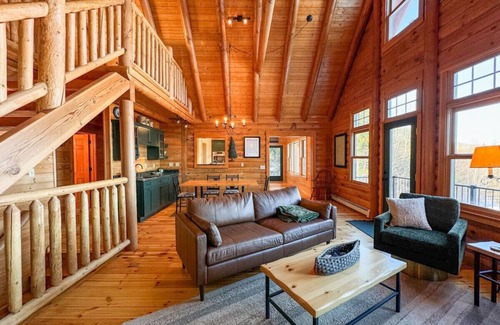 Conway House | Peak View Cabin: Scenic Retreat with Spa & Breakfast