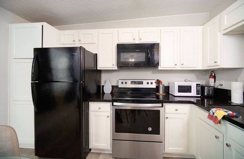 Oak Haven Apartment | Relaxing River Bank Retreat with Kitchen & Pet-Friendly Perks