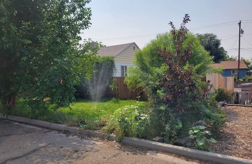 Ontario House | Inviting Family Retreat with Kitchen & Pet-Friendly Options