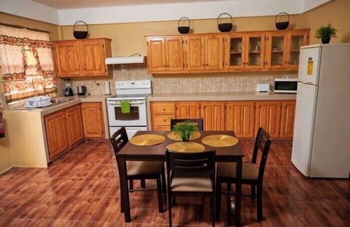 Carnbee Apartment | Welcoming B's Guest House: Family-Friendly Stay with Breakfast