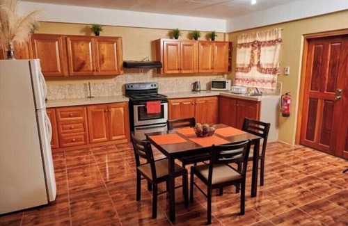 Carnbee Apartment | Welcoming B's Guest House: Family-Friendly Stay with Breakfast