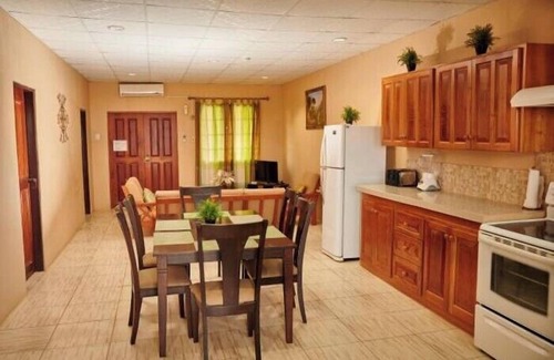 Carnbee Apartment | Welcoming B's Guest House: Family-Friendly Stay with Breakfast