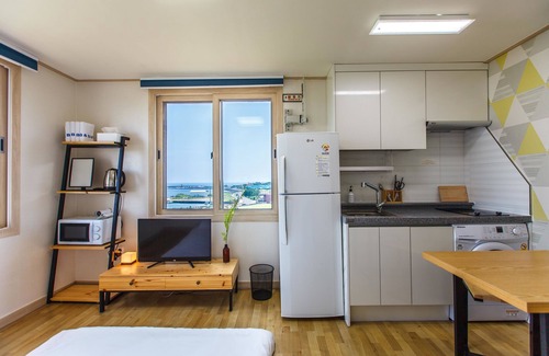 Seongsan House | Budget-Friendly B&S Pension with Family and Kitchen Amenities
