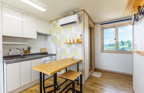 Seongsan House | Budget-Friendly B&S Pension with Family and Kitchen Amenities