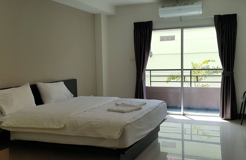 Na Kluea House | Affordable Comfort at B Space Residence with Pool & Breakfast