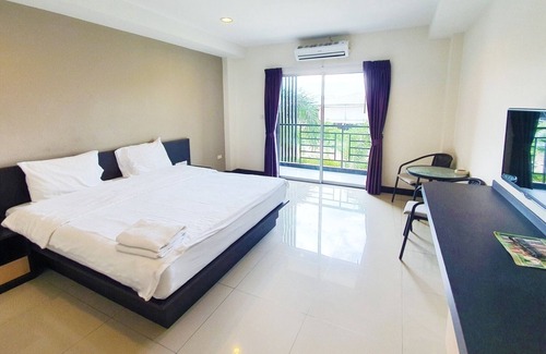Na Kluea House | Affordable Comfort at B Space Residence with Pool & Breakfast