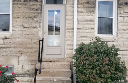 Bloomington Apartment | Pet-Friendly B-town Hideaway with Ocean View & Breakfast