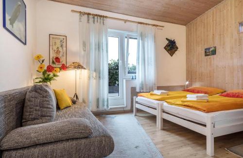Meckenbeuren Apartment | Stylish Einzimmerwohnung B und E - Pet & Child Friendly Stay