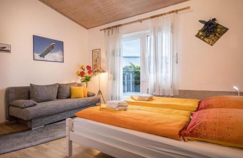 Meckenbeuren Apartment | Stylish Einzimmerwohnung B und E - Pet & Child Friendly Stay