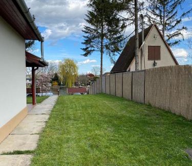 Bekesszentandras House | Experience B&Z Vendégház: Pet-Friendly with Oceanfront Pool