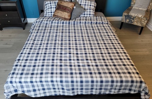 Pico - Robertson Hotel | Cozy Queen Bed Suite with Child-Friendly Amenities
