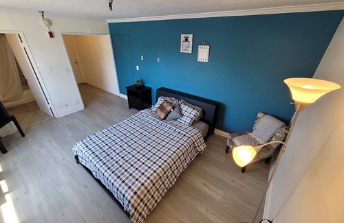 Pico - Robertson Hotel | Cozy Queen Bed Suite with Child-Friendly Amenities
