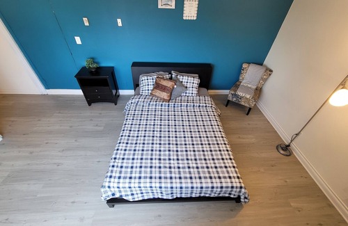 Pico - Robertson Hotel | Cozy Queen Bed Suite with Child-Friendly Amenities