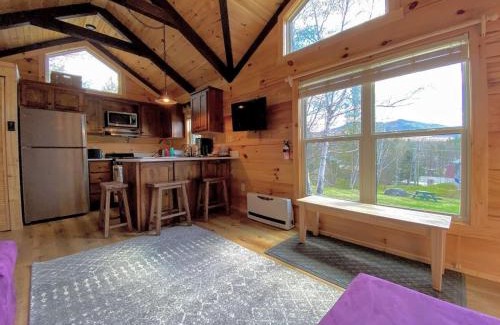 Twin Mountain House | Cozy Tiny Home with AC & Mountain Views Near Skiing