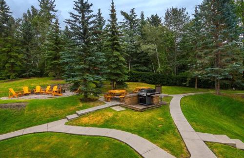 Harvie Heights Apartment | Cozy B211 MTN View Townhouse with Hot Tub near Banff