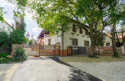 Torokbalint House | Pet-Friendly B48 Bigflat: Rated 9.5/10 for Families