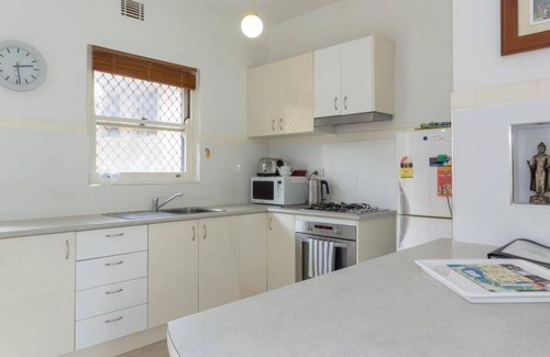 Crawley Apartment | Inviting B6 Crawley Apartment: 1 BRM & Sleepout Near UWA