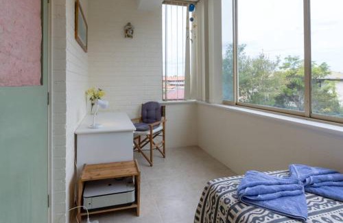 Crawley Apartment | Inviting B6 Crawley Apartment: 1 BRM & Sleepout Near UWA