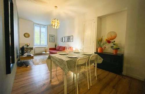 Quartier des Eaux-Claires Apartment | Pet-Friendly Haven at Le Rochambeau L'Aigle Vallier