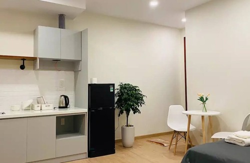 Tan Binh Apartment | Cozy Studio with Balcony, Smart TV & Netflix Access