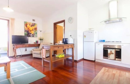 Crawley Apartment | Convenient Stay: Walk to UWA, Oceanfront with Pool
