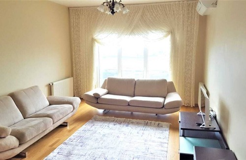 Basaksehir Apartment | Modern Başakşehir Metrokent Flat with Pool & GYM Access