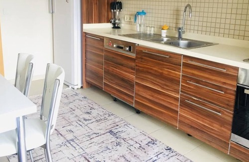 Basaksehir Apartment | Modern Başakşehir Metrokent Flat with Pool & GYM Access