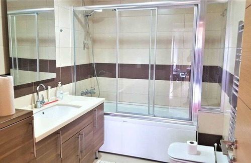 Basaksehir Apartment | Modern Başakşehir Metrokent Flat with Pool & GYM Access